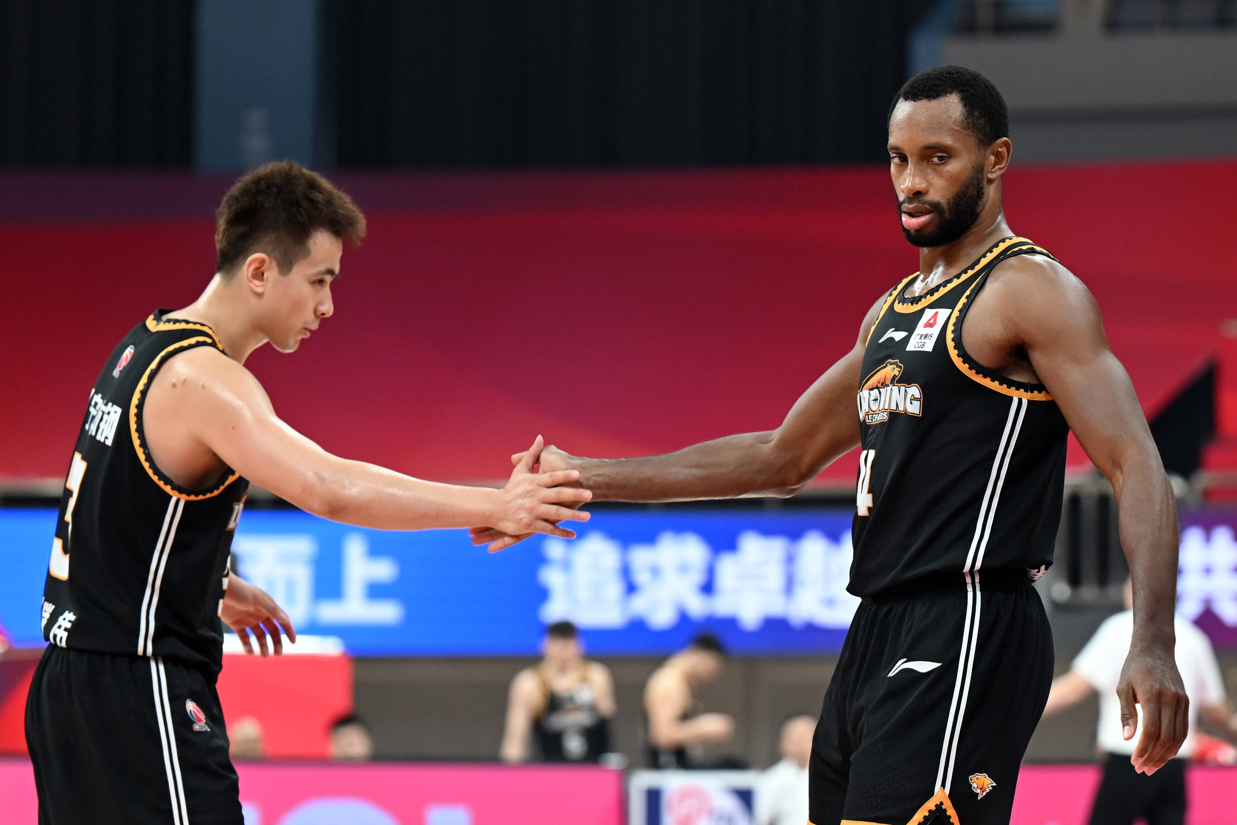 NBA总决赛清晨再迎强敌,西汉姆再遭质疑,主帅态度:引发热议,阵容厚度经受考验的简单介绍 NBA总决赛清晨再迎强敌,西汉姆再遭质疑,主帅态度:引发热议,阵容厚度经受考验的简单介绍